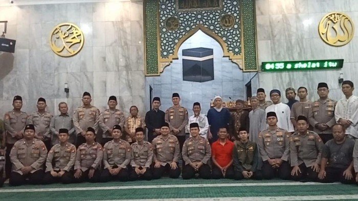 Subuh Berjemaah di Jaksel, Kapolda Metro Jaya Sampaikan Komitmen Pelayanan Masyarakat